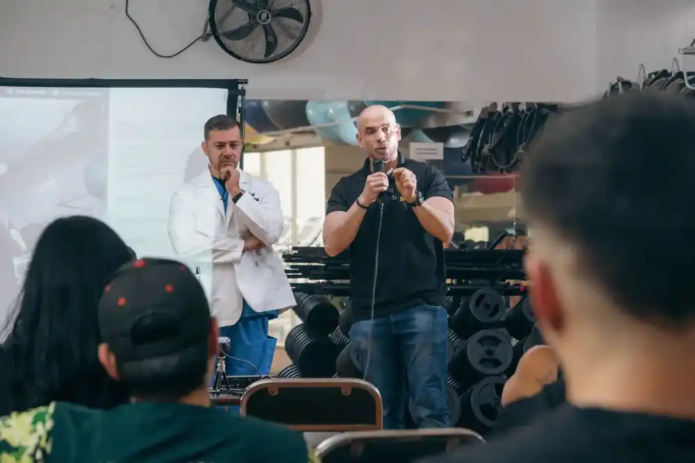 Especialista imparte una capacitación profesional a entrenadores dentro de un gimnasio. Especialista imparte una capacitación profesional a entrenadores dentro de un gimnasio.