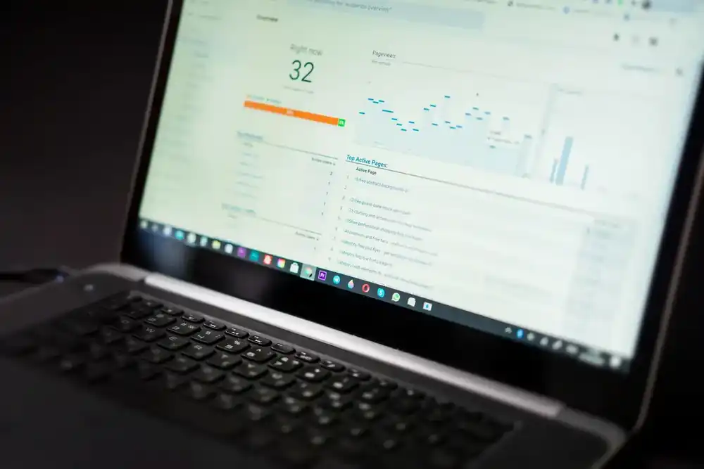 Panel de métricas y datos analizados desde una computadora para tomar decisiones empresariales.